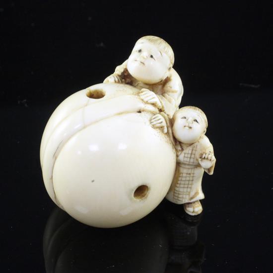 A Japanese ivory netsuke, Meiji period, 3.7 cm